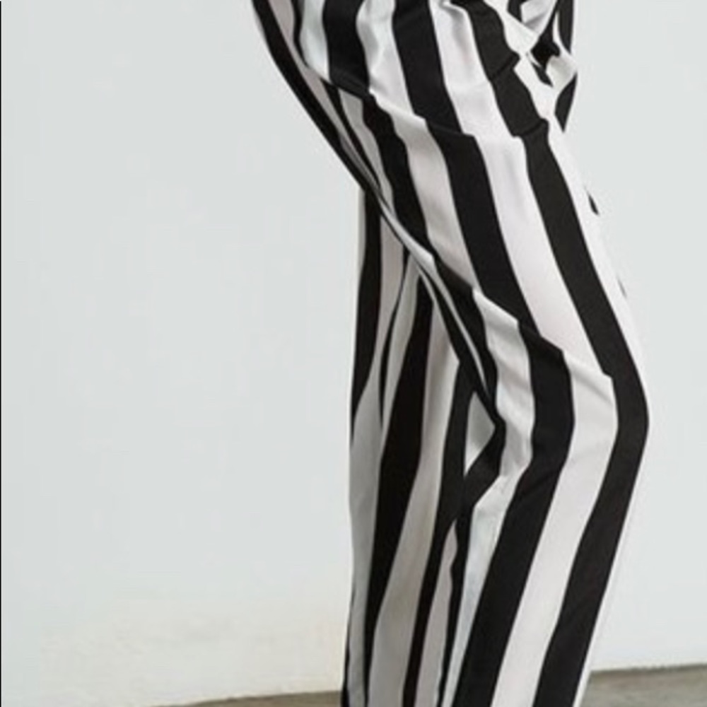 Silky b&w pants with side zipper and closure. - Picture 5 of 6